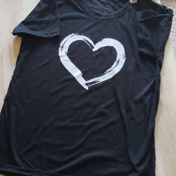 ❤1 LG left❤New Heart tee🖤 - Picture 2 of 2